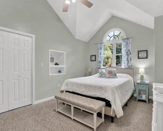 Newley Renovated Beach Home, Min. to Ocean City,1st FL. Master Suite, walk in - Ocean Pines - Bedroom