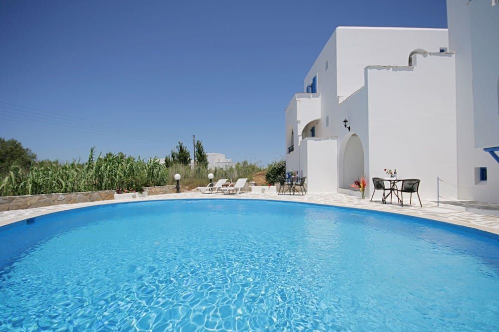 صني بيتش ستوديوز - ناكسوس - حوض السباحة