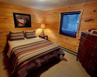 Very Private Cabin On Upper Twin Lakelarge Lotgreat Views - Hayward - Bedroom