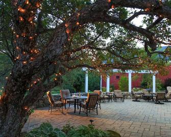 Inn at Pleasant Lake - New London - Patio