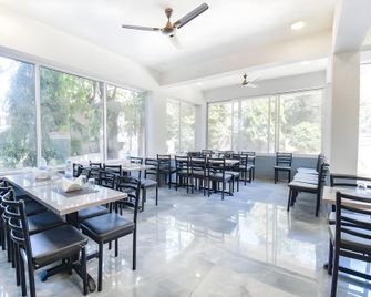 Hill View Hotel By Bil - Lonavala - Ресторан