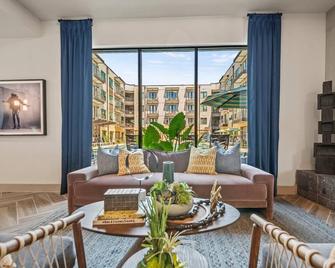 Prime West Downtown Studio and 1BR Suites w Free Parking, Washer, and Dryer - Austin - Living room