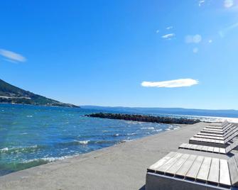 Apartments Zecic - Omiš - Strand