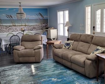 Gorgeous 4 bedroom Home new decking and outdoor space - Ocean Isle Beach - Living room