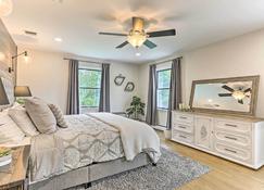 Gorgeous Montgomery Home with Hot Tub! - Montgomery - Schlafzimmer
