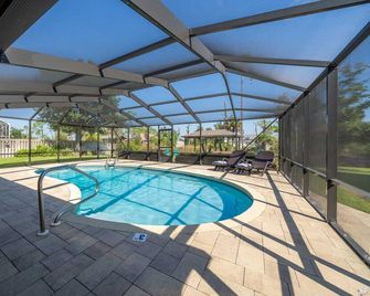 Brand new furniture water front home with Boat dock and RV parking with hook up! - Lynn Haven - Piscina