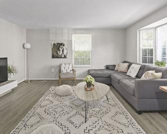 Asburyhill: Fenced In & Private Yard, 40 Mins To DC - Sterling - Living room