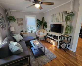 Dog Friendly Home in Rockport- Less Than 1/2 Mile Walk to Beaches & Shops! - Rockport - Wohnzimmer