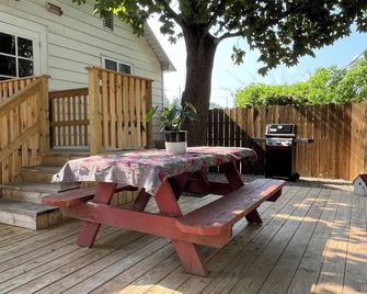 Paul's Cottage, A Cozy Winter Getaway in Saratoga Springs - Saratoga Springs - Patio