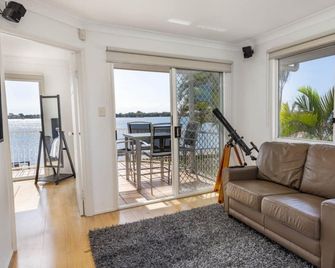 Picturesque Water Views - Sandstone Point - Sala de estar