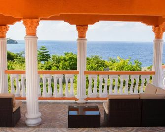 Spacious Seaside Retreat with Breathtaking Views & Grand Design - Near Ocho Rios - Boscobel - Balcón