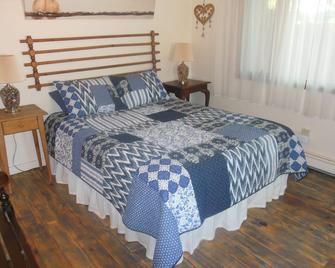 Casa Azul/Charming Downtown Casita - Taos - Bedroom