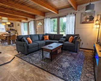 Mt Rainier! HersheyCreek Ranch! Sleeps10!4B 2B Home!Best place to stay!Hottub!PondView!Paradise! - Ashford - Living room