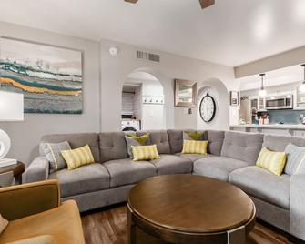 Desert retreat, 3 pools, free parking, PAC MAN, Sleeps 8, Pickleball, Internet - Phoenix - Living room