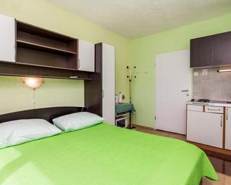 Beautiful Home in Sveti Juraj With Wifi and 2 Bedrooms - Sveti Juraj - Bedroom