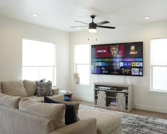 Modern Mapleton Retreat - Spanish Fork - Living room