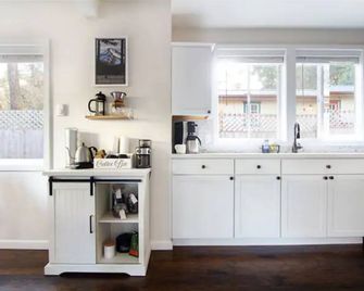 Cozy Cottage Close to Mount Hood - Mount Hood Village - Kitchen