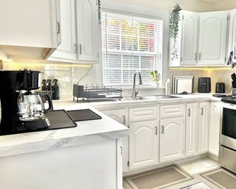 Clean & Quiet 2BR Suite • Private Entrance • Parking .Minutes to Hospital & Shop - Sydney - Kitchen