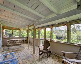 Crab Shack: Ocracoke Cottage within walking distance of shops and restaurants. - Ocracoke - Living room
