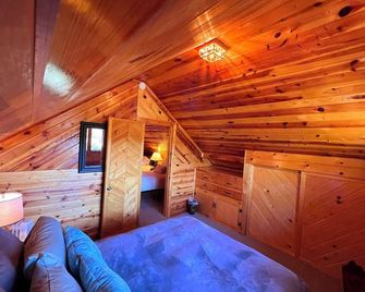 The Flying Squirrel Getaway - Duck Creek Village - Bedroom
