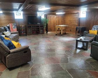 13min from Kissing Bridge! Family-sized home with game room & firepit. - Springville - Living room