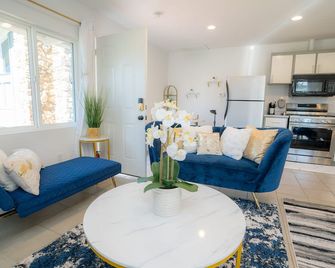 Nice And Clean Single - Los Angeles - Living room