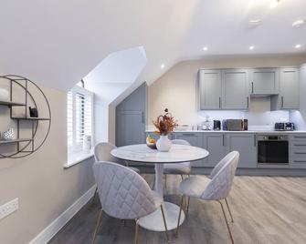 Elliot Oliver - Stylish Loft Style Two Bedroom Apartment With Parking - Gloucester - Kuchnia
