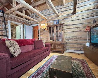 Timeless Mesa Hideaway 2 Bedroom Cabin - Mesa - Living room