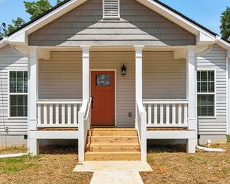 Heart of Cedartown and 1 minute to the Silver Comet Trail - Cedartown