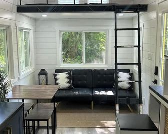 All Season Tiny Home in Forest with Sauna, Hot Tub & Wifi - Simcoe