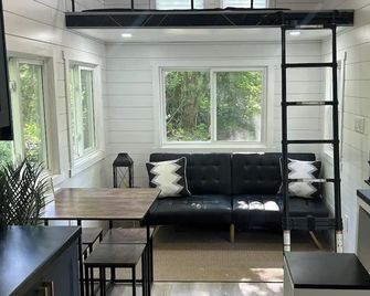 All Season Tiny Home in Forest with Sauna, Hot Tub & Wifi - Simcoe