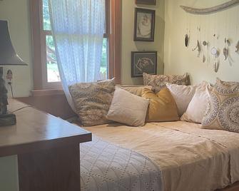 Comfortable, Classy Farmstay Studio, walk to secluded world-class Kahili Beach - Kilauea - Living room