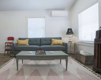 Cozy Historic Cottage | Walk to Northshore - Chattanooga - Living room