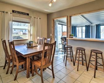 Riverfront Dixon, Illinois, Vacation Rental! - Dixon - Eetruimte