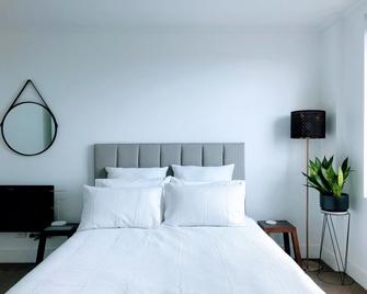 Staying Places - The Avenue - Braddon - Bedroom