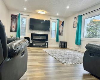 Only35 minutes away from Edmonton City and 10 minutes from Stony Plain Town - Spruce Grove - Living room
