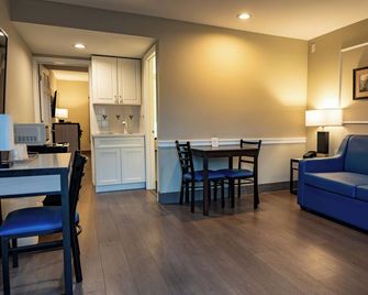 Whitman Motor Lodge - Huntington - Wohnzimmer