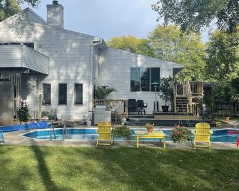 Contemporary home in quiet neighborhood with pool & great back yard close to all - Middleton - Pool