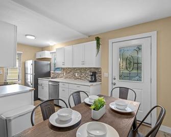 Snug, neighborly home perfect for your small group - Billings