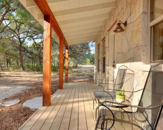 Texas Sage I Cabin close to the Square! - Wimberley - Patio