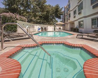 La Quinta Inn & Suites by Wyndham Davis - Davis - Svømmebasseng