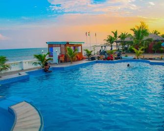 Coconut Pointe Villa & Beach Resort - Prampram - Piscina