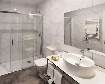 Hotel Apartamentos Dabarca - פונטבדרה - חדר רחצה