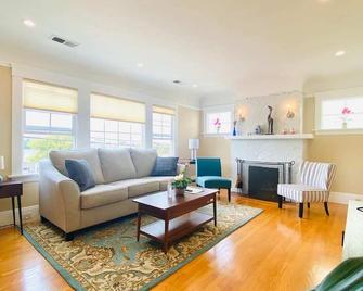 Lovely 3 bedroom house for 6 people Near SFO SF Bay Area Newly updated - San Bruno - Living room