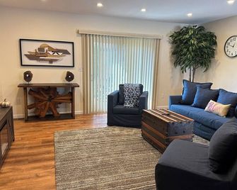 Saugerties Waterfront Getaway - ساوجرتيس - غرفة معيشة
