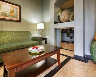 Executive Inn & Suites - Marlin - Living room
