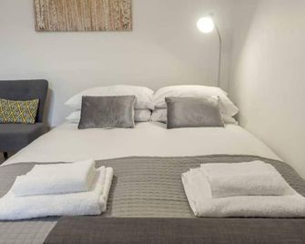 Quiet Ground Floor Apartment Near University - Dundee - Bedroom