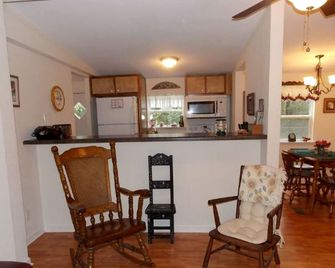 Secluded Cottage Rental Hidden in the Woods near Tallahassee, Florida - Crawfordville - Kitchen