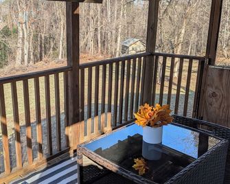 Peaceful Elkin Wine Country Cottage - Elkin - Balcony