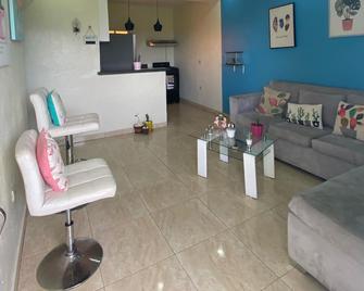 Furnished and comfortable apartment. It is located in a central part - Moca - Sala de estar